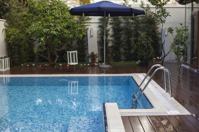 une piscine dans un jardin