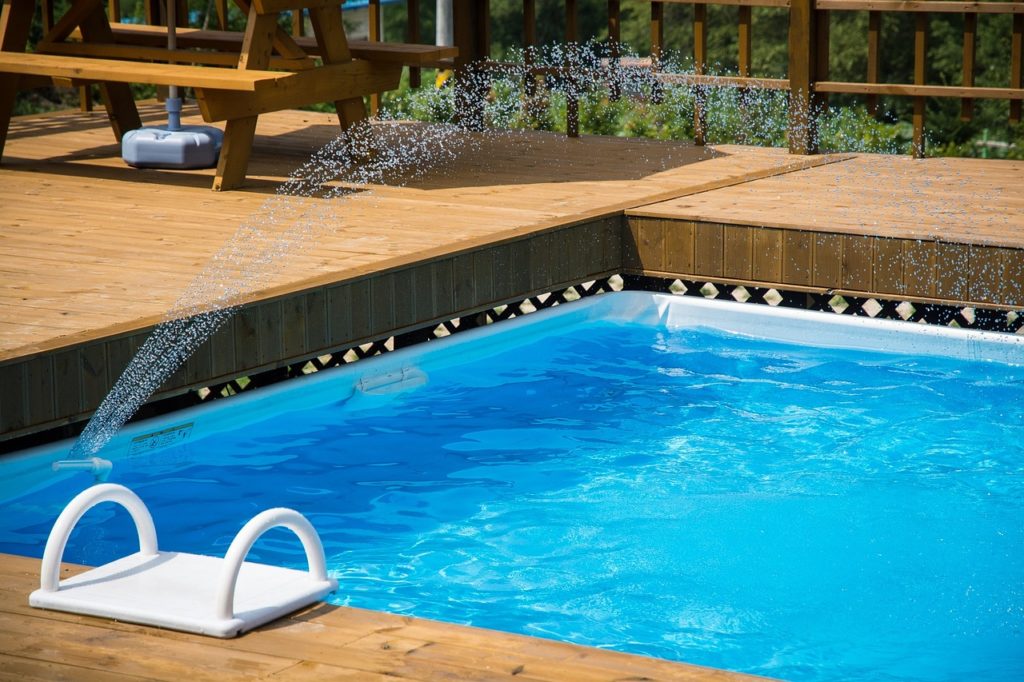 une piscine en bois