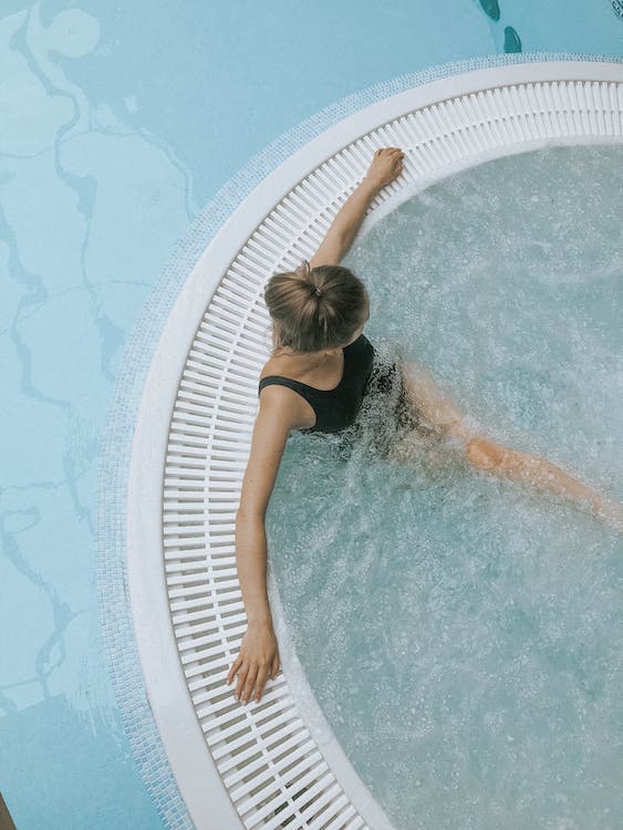 une personne dans un jacuzzi